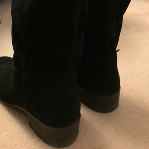 Black suede boots beliw the knee